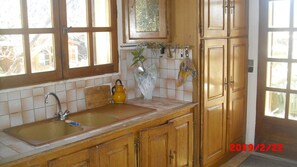 Fridge, microwave, oven, stovetop - VILLA 140 M2, CLOSE TO VERDON, LARGE QUIET (Gréoux-les-Bains)