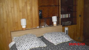 3 habitaciones, tabla de planchar con plancha, wifi y ropa de cama