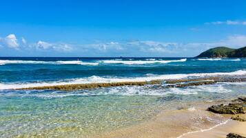 Plage, chaises longues