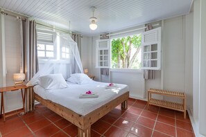 2 chambres, coffre-fort, fer et planche à repasser