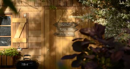 Quiet, bright upscale holiday cottage in the center of Bayeux, with garden