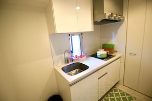 Fridge, microwave, stovetop, electric kettle - Uhome Minowa Hotel (Tokyo)