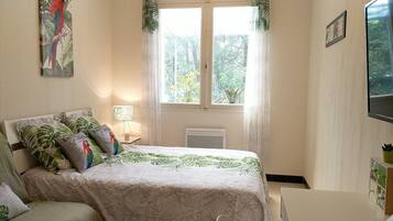 5 slaapkamers, een strijkplank/strijkijzer, reisbedje, wifi