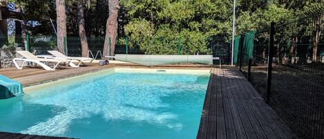 Utendørsbasseng og et oppvarmet basseng