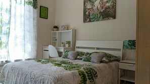 5 slaapkamers, een strijkplank/strijkijzer, reisbedje, wifi