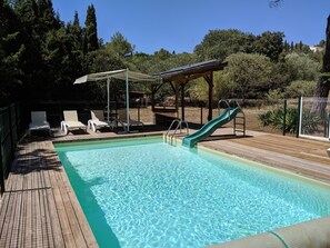 Een buitenzwembad, een verwarmd zwembad