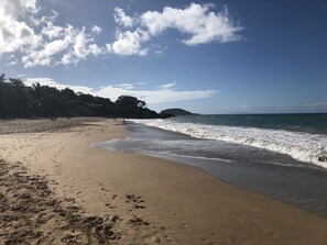 Una spiaggia nelle vicinanze, teli da spiaggia