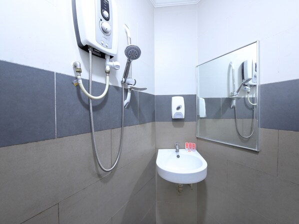 Superior Suite | Bathroom | Shower, towels - Hotel Pritty (Kuala Lumpur)
