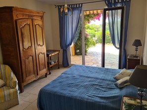 5 chambres, coffre-fort, bureau, fer et planche à repasser