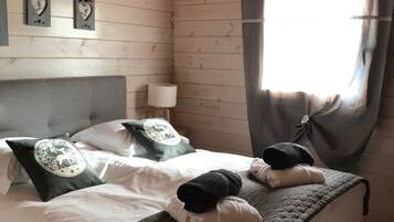 3 bedrooms, soundproofing, iron/ironing board, travel cot