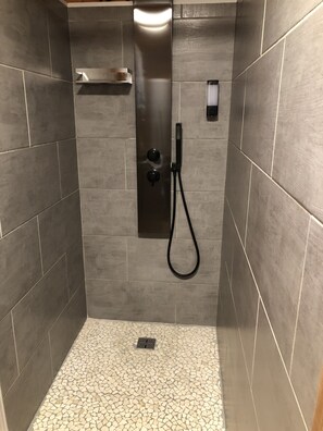 Een douche, een haardroger, badjassen, pantoffels