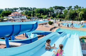 Ein Wasserpark mit mehreren Rutschen und einem Poolbereich.