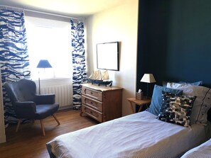 3 slaapkamers, een bureau, een strijkplank/strijkijzer, reisbedje