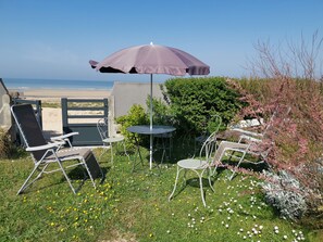 Property grounds - Normandy Waterfront, fantastic view, direct access to the beach Appt 3 bedrooms for 6 (Hermanville-sur-Mer)