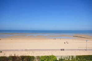 A wide sandy beach with a clear blue sky. - Normandy Waterfront, fantastic view, direct access to the beach Appt 3 bedrooms for 6 (Hermanville-sur-Mer)