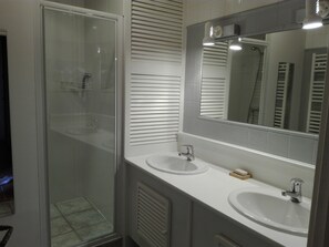 Combined shower/tub, hair dryer, towels, soap