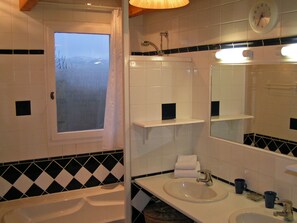Combined shower/bathtub, hair dryer, towels, soap