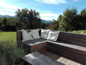 Property grounds - Large charming mountain retreat for 12, close to ski resorts and lake with beach (Seyne)