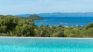 On peut admirer une piscine depuis laquelle on a une vue dégagée sur la mer et les collines lointaines.