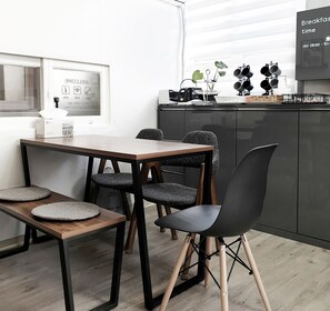 Kühlschrank, Mikrowelle, Herdplatte, Wasserkocher