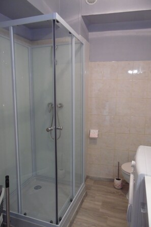 Haartrockner, Handtücher, Seife, Shampoo