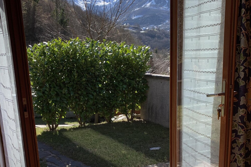 Stones, wood, slates, fireplace, view south full impregnable, 4 to 6 travelers.