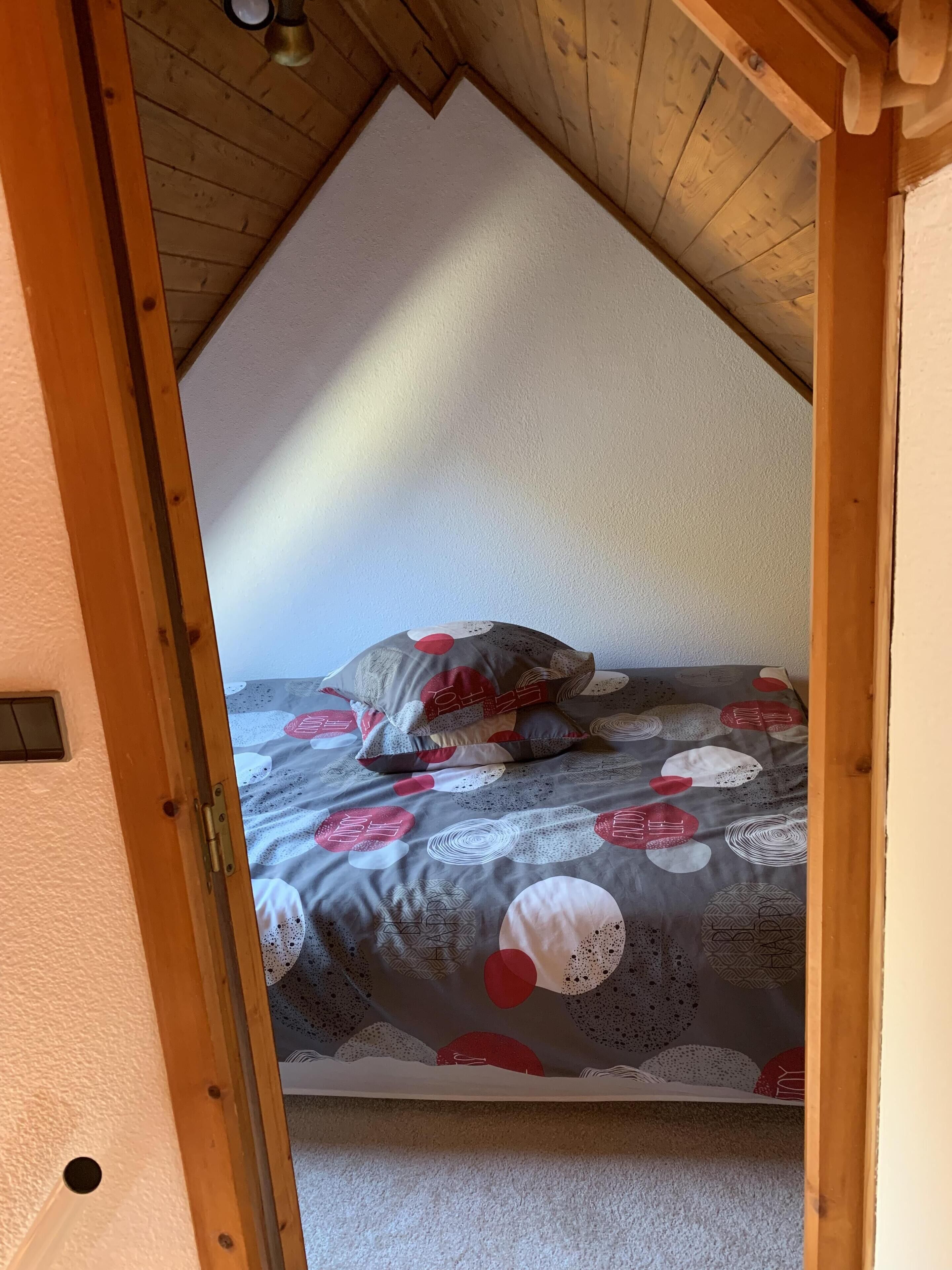 Stones, wood, slates, fireplace, view south full impregnable, 4 to 6 travelers.