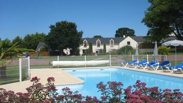 Una piscina al aire libre, una piscina climatizada
