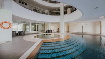 Una piscina cubierta