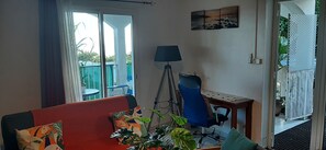 Fernseher, DVD-Player, Bücher