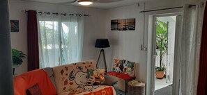 Fernseher, DVD-Player, Bücher