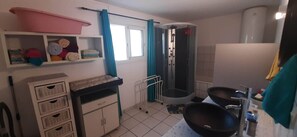 Duschwanne, Haartrockner, Handtücher, Toilettenpapier