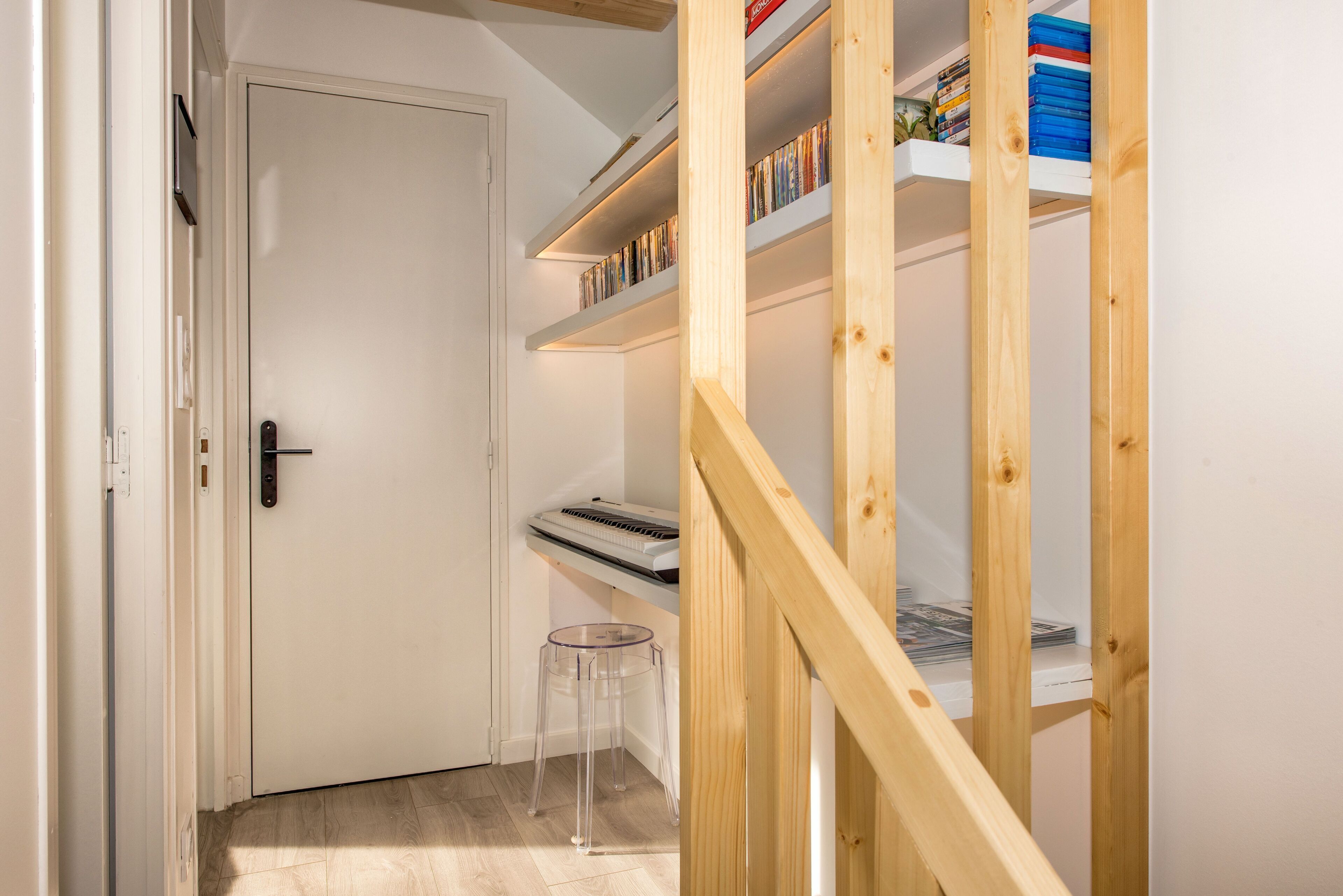 Connected tiny house 2 bedrooms terrace private parking giant cinema screen 