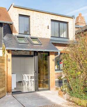 Outdoor dining - Connected tiny house 2 bedrooms terrace private parking giant cinema screen  (Honfleur)