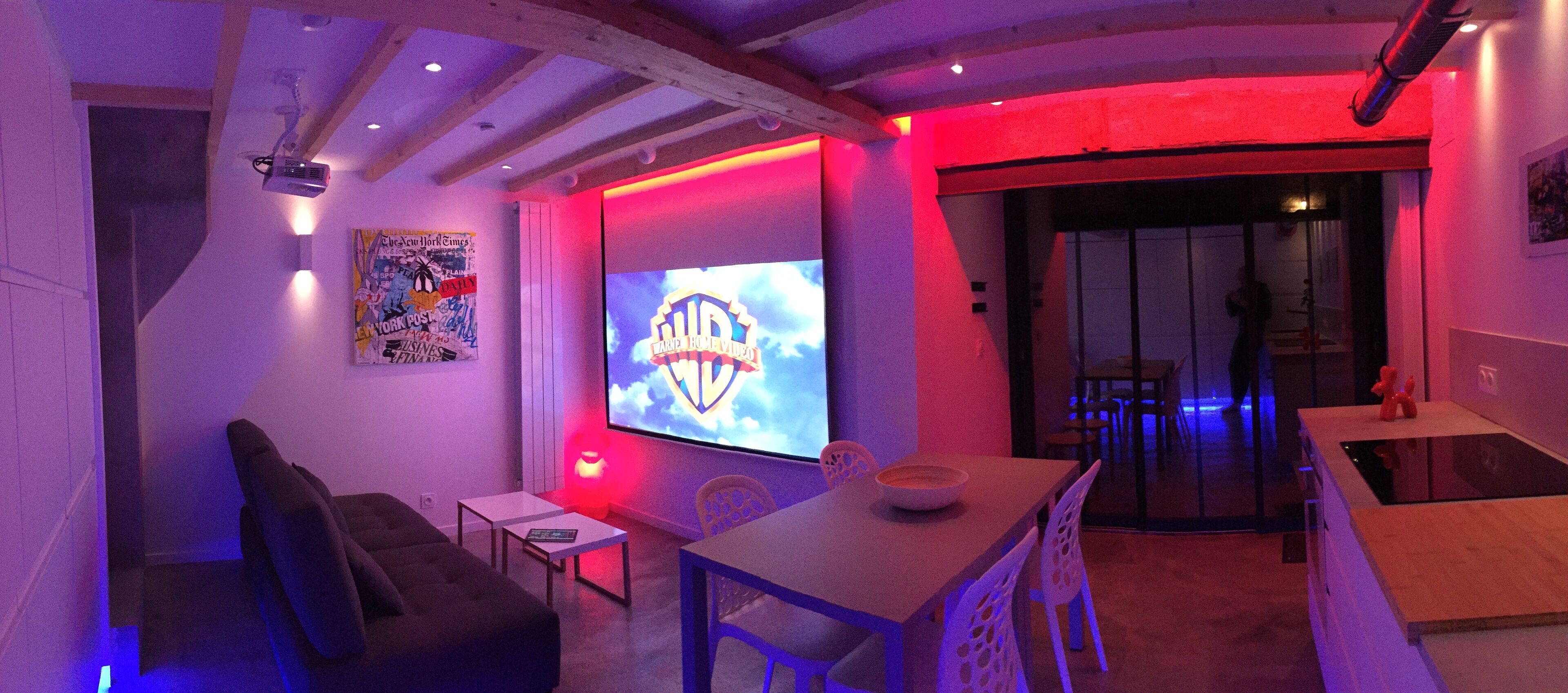 Connected tiny house 2 bedrooms terrace private parking giant cinema screen 