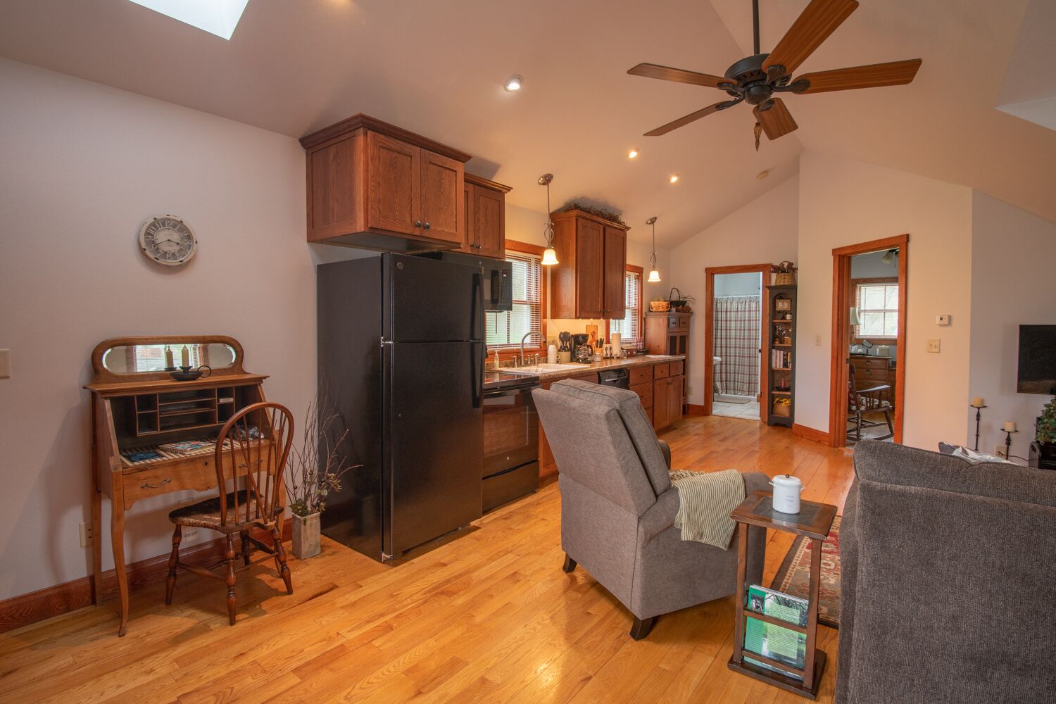  A city loft in a country setting! Beautiful and serene...