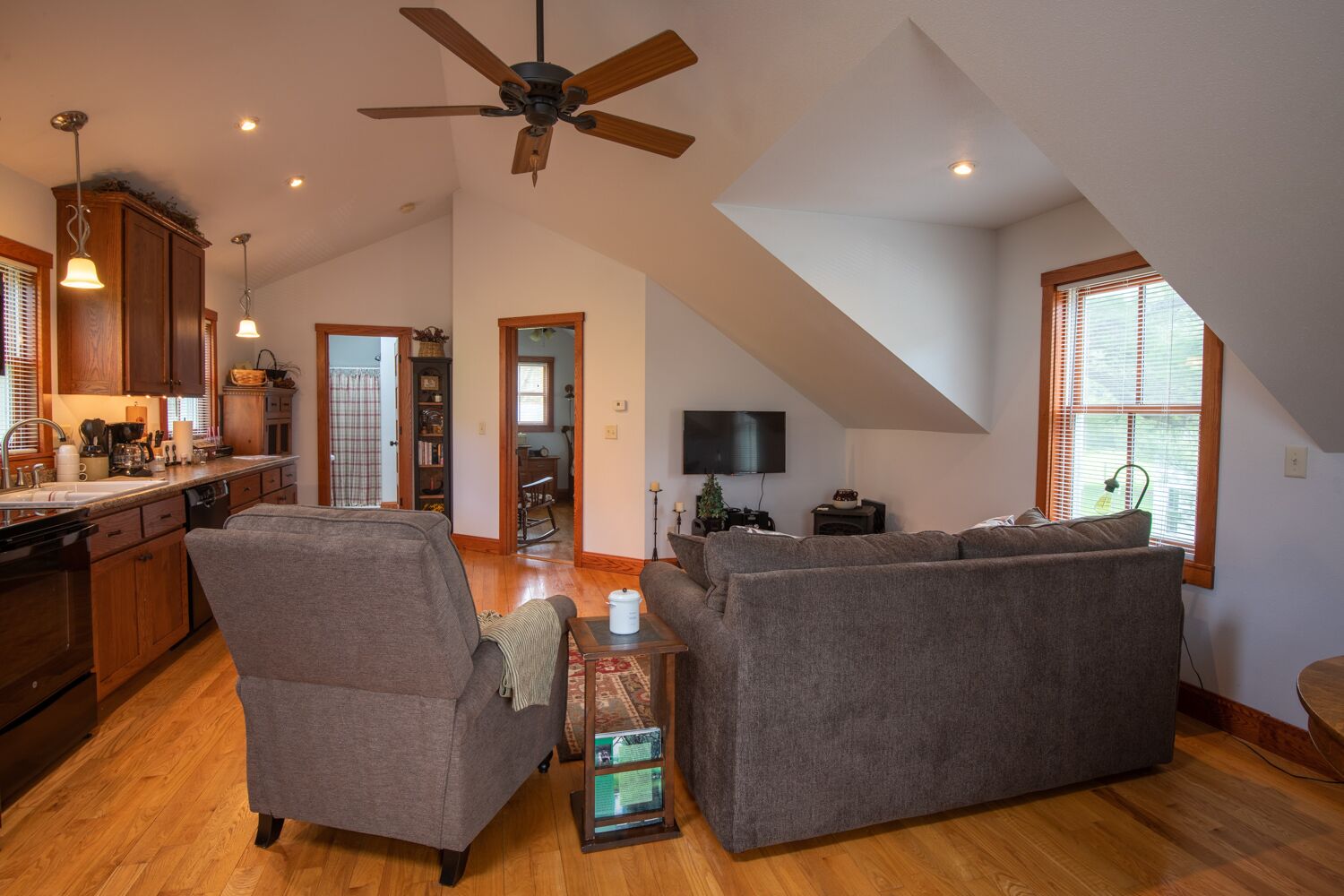  A city loft in a country setting! Beautiful and serene...