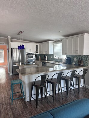 Fridge, microwave, oven, stovetop - Come, enjoy warm weather and breathtaking sunsets (Key Largo)