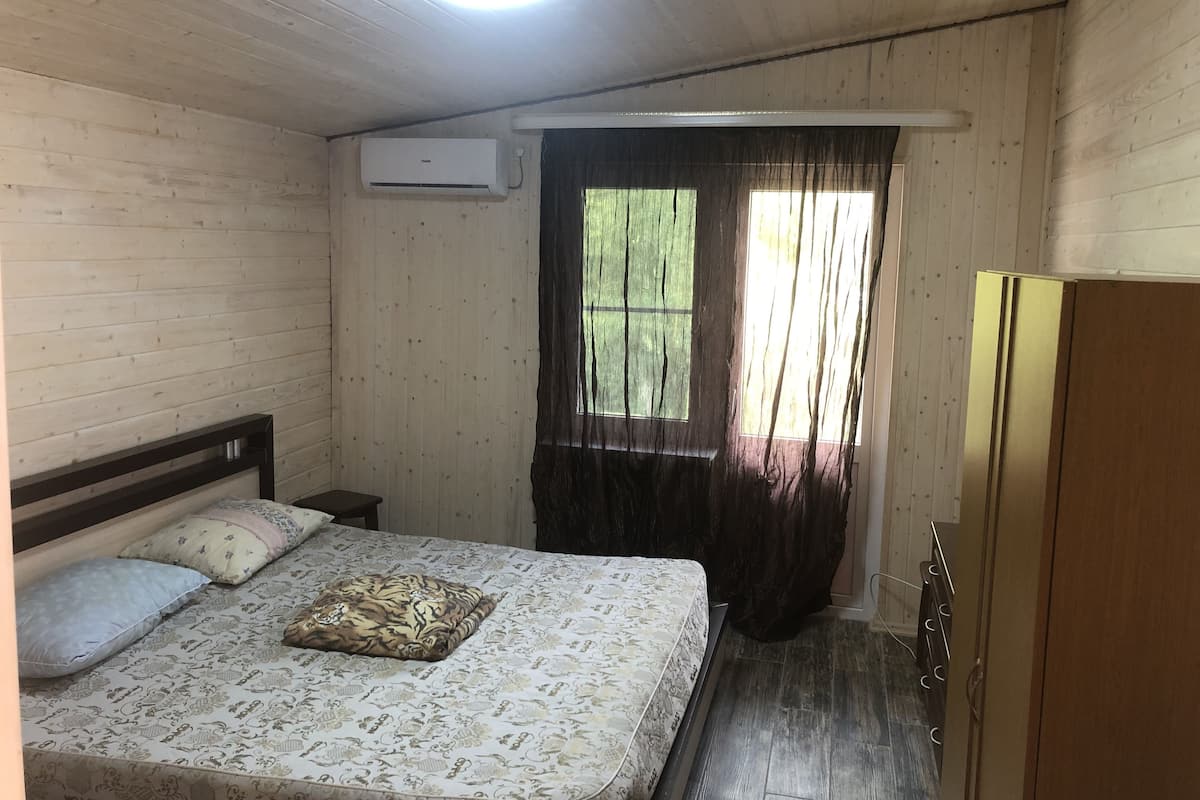 Suite, balcón | Cortinas opacas, tabla de planchar con plancha, wifi gratis