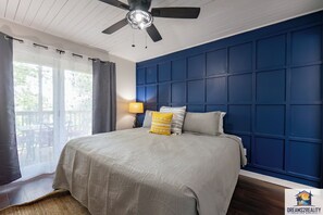 4 bedrooms, iron/ironing board, WiFi, bed sheets
