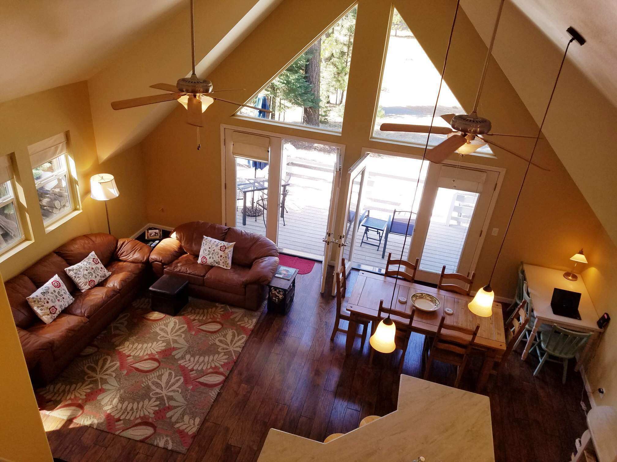 Lake Almanor West - Lakefront Cabin