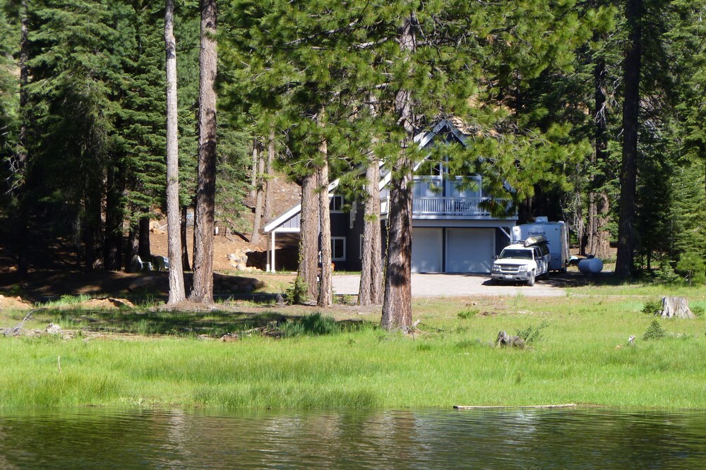 Lake Almanor West - Lakefront Cabin