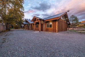 Exterior - Your Basecamp to Glacier• Cozy 2BR w/ King + Queen (Coram)