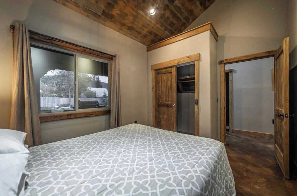 2 bedrooms, travel cot, free WiFi, bed sheets