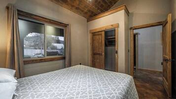 2 bedrooms, travel cot, free WiFi, bed sheets