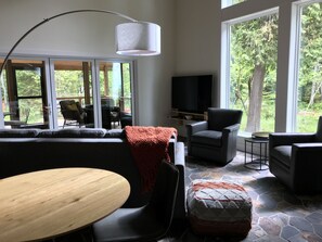 Smart-tv, een open haard, boeken en een filmbibliotheek