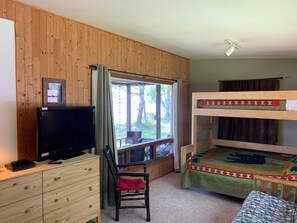 2 bedrooms, WiFi, bed sheets, wheelchair access - Northwoods Cabin On Teal Lake - Boats Available (Hayward)