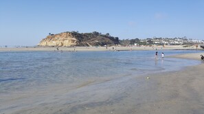 Beach nearby, sun-loungers, beach towels