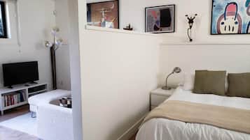 Iron/ironing board, free WiFi, bed sheets