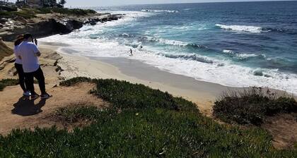 Ocean & Lagoon View Studio, Walk to Beach, Large Private View Deck